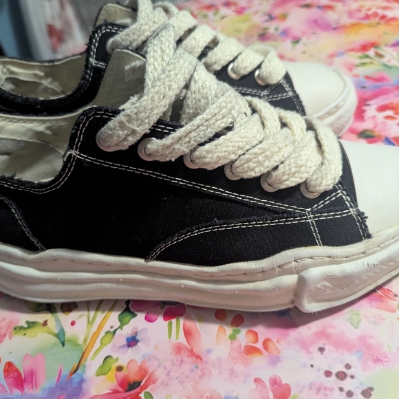 Classic Black and White Men's Sneakers - Picture 6 of 8